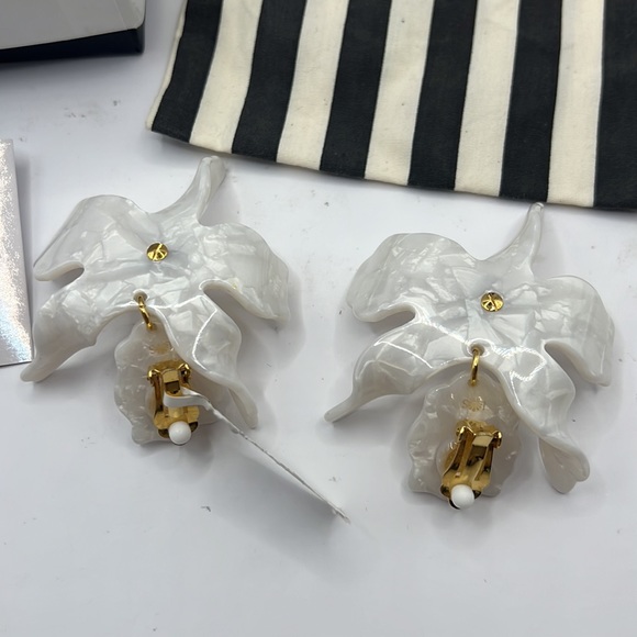 Lele Sadoughi MOTHER OF PEARL SMALL CRYSTAL LILY EARRINGS - Picture 8 of 13